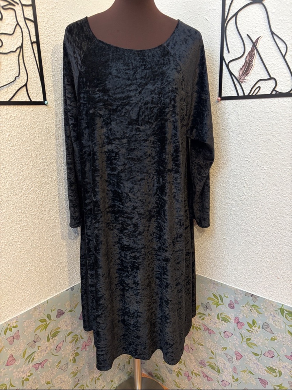 Vintage 1990’s Avon Style black crushed velvet long sleeve dress. Size 1X.